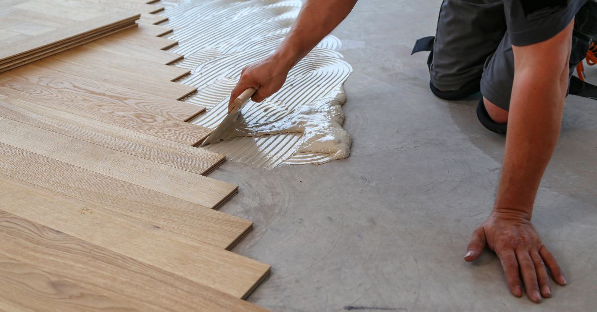 tools houten vloer leggen